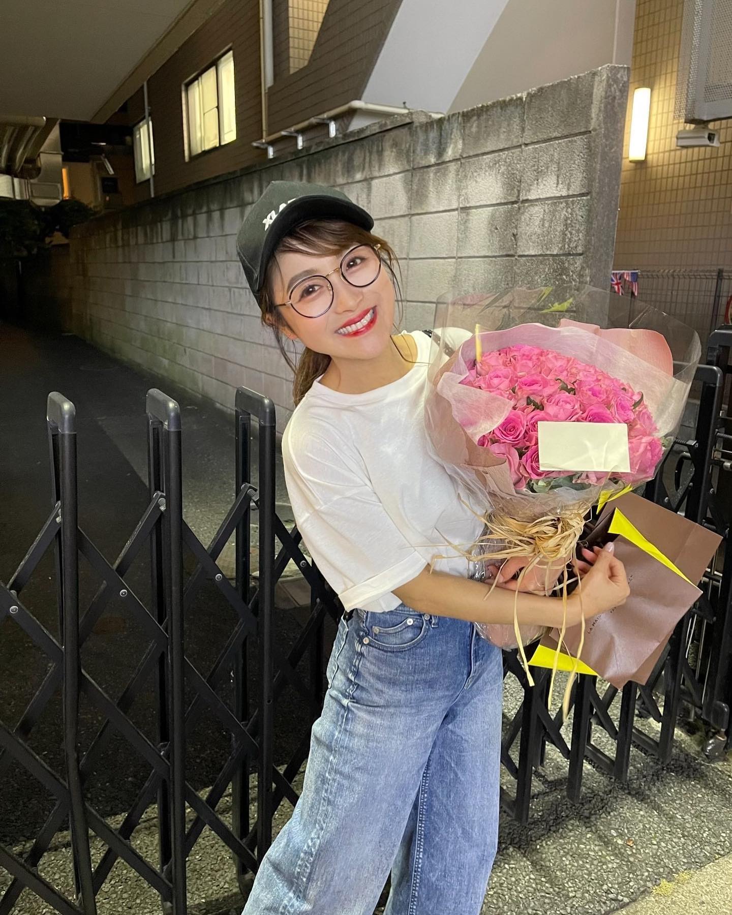 鈴木奈々さんが撮影後のオフショットを公開💓大きな花束を手に満面の笑み✨💐