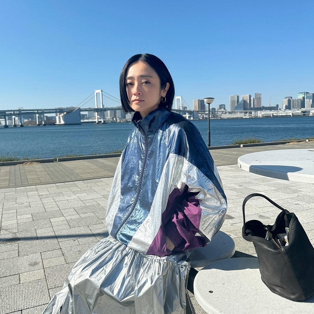 安達祐実が「キラキラトラックジャケット」着用の最新ショット披露✨