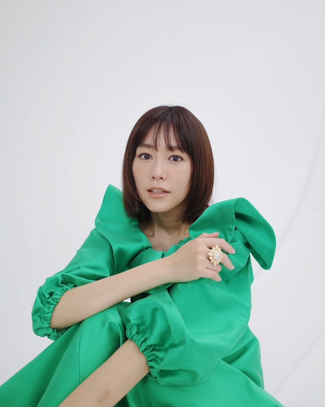 桐谷美玲が鮮やかグリーンドレスでファン魅了　雑誌オフショットに反響続々！