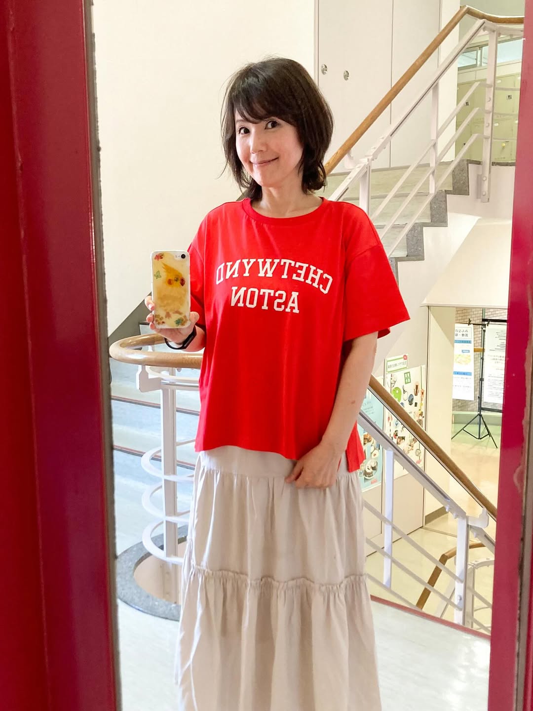 モデル兼タレント・六車奈々、可愛らしいデザインのスマホに爽やかな服装で前期の授業終了を祝福！