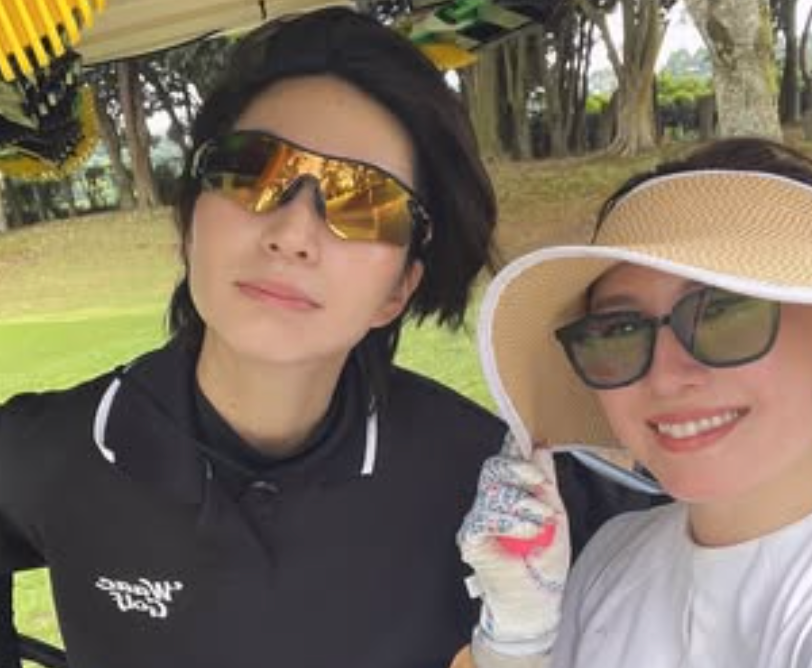 爽快！滝沢ななえ、真夏のゴルフ仲間との微笑ましいひととき