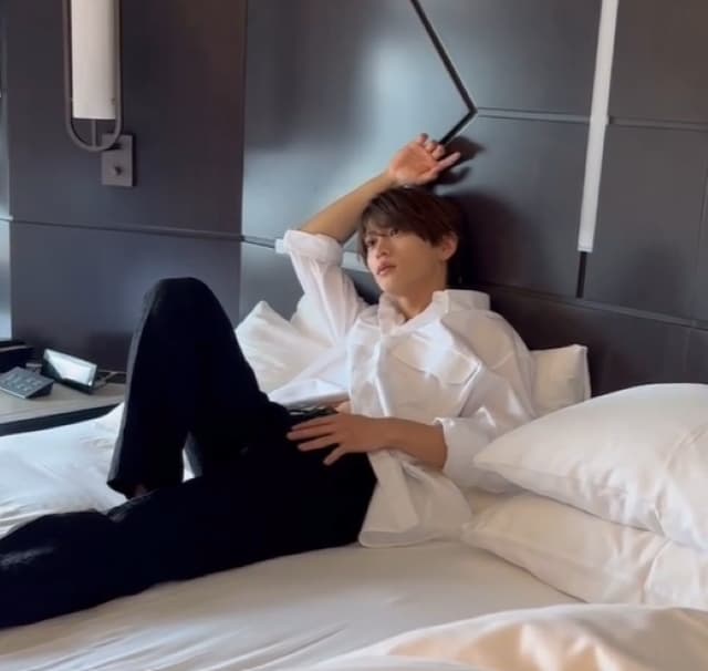 「女性とホテルで過ごしてる時のシチュエーションらしい」timelesz・猪俣周杜の最新動画が色っぽすぎる！