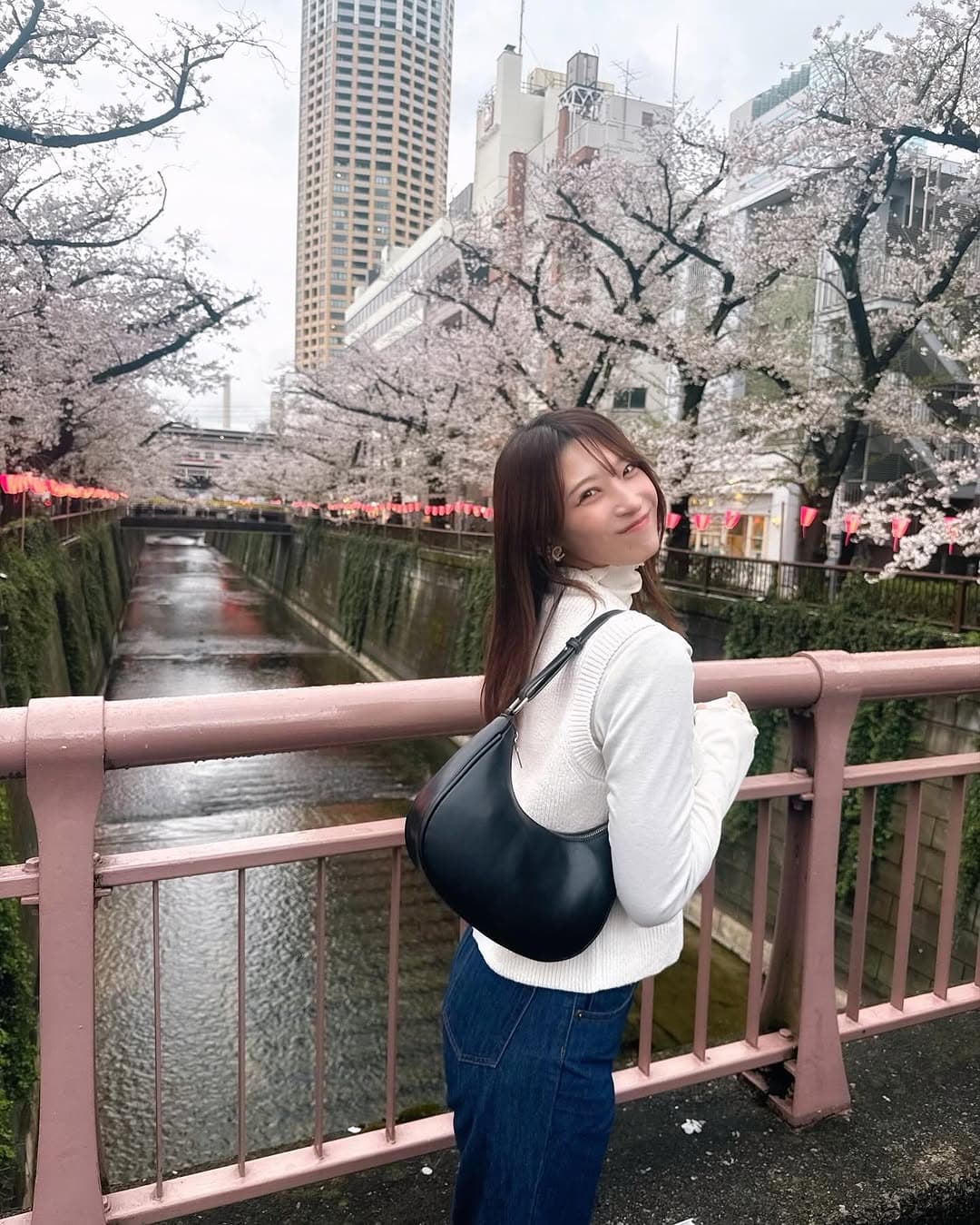 二瓶有加、目黒川の桜を満喫！「綺麗すぎて桜が目に入らない」