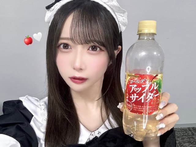 「めっちゃシュール笑」≠ME・谷崎早耶がキュートなメイド姿で激ハマり中のドリンクを紹介！