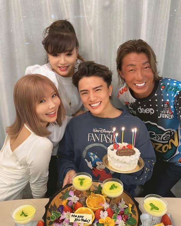 「美男美女ファミリー‼」「みんなお医者さんなの⁉」Yushiが顔出し家族ショットを公開!!