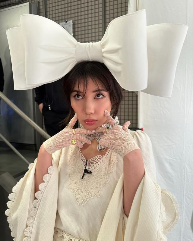 仲里依紗、超特大リボンをつけた個性あふれるコーデショットが話題