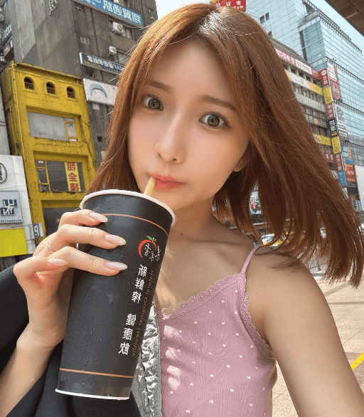 「セクシーで美しい」軽トラ美女子、台湾のスムージーに感激！思い出ショットにファン歓喜「かわいいです」