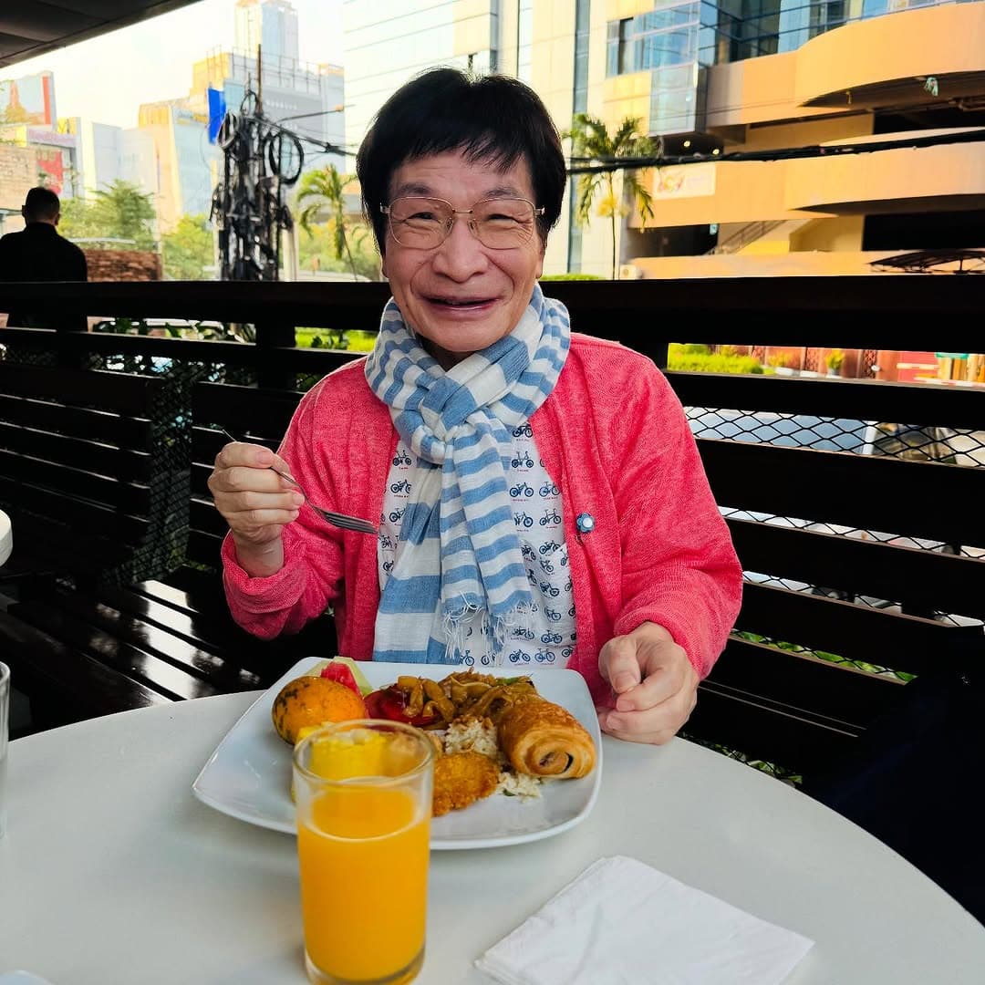 「元気の秘訣は食にあり」ジャカルタのホテル朝食で“全力補給”する尾木ママが可愛いと話題に