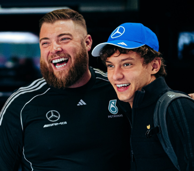 メルセデス期待の星アントネッリ、スパに到着！雨の中で進む“デビュー準備”が話題に