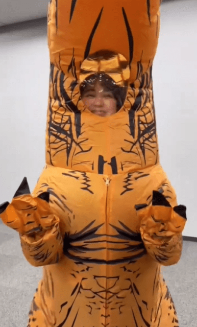 TBSアナ・若林有子が「ティラノサウルス」に⁉︎はしゃぎすぎて可愛い！