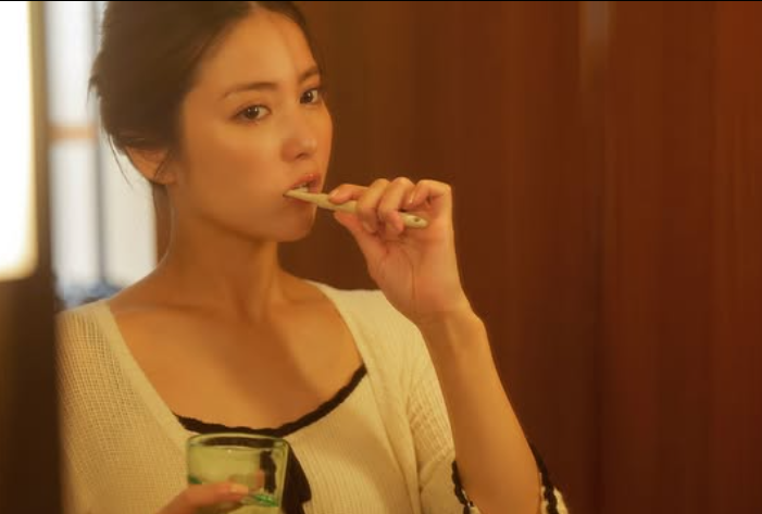 「石川恋、沖縄ロケで出会った“アパガード”を絶賛」歯みがき愛用アイテム披露