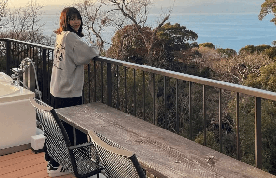 「惚れてまうやろ！」美女ゴルファー・坂口瑞菜子、オーシャンビューバックの”黄昏・ショット”を披露しファン熱視線！