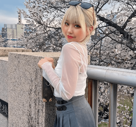 「最高〜可愛いですね」金髪のダイエットティーチャー、桜満開の中”乙女スタイル”を披露しファンメロメロに「ゴージャス！」