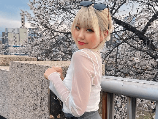 「最高〜可愛いですね」金髪のダイエットティーチャー、桜満開の中”乙女スタイル”を披露しファンメロメロに「ゴージャス！」