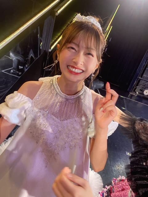 「幸せそうなドレス姿…」HKT48 松岡はなが卒業公演で笑顔を見せる