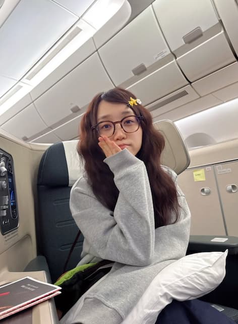 お疲れモード？伊織もえが飛行機の中でリラックスした様子をシェア