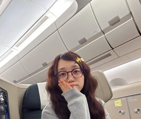 お疲れモード？伊織もえが飛行機の中でリラックスした様子をシェア
