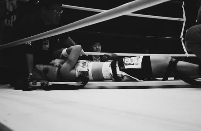 大惨事⁉美人キックボクサーが1R目で緊急搬送‼現在の状態を報告