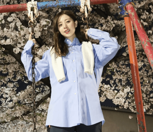 「夢のような美しさ」サッカー美女キャスター、童心に帰ったブランコ＆滑り台の”エモーショナル・ショット”にファンガチ惚れ状態