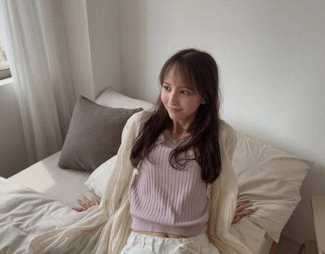 乃木坂・佐藤楓「ベッドで部屋着ヘソ見せ」ショットにファンの妄想はかどる⁉