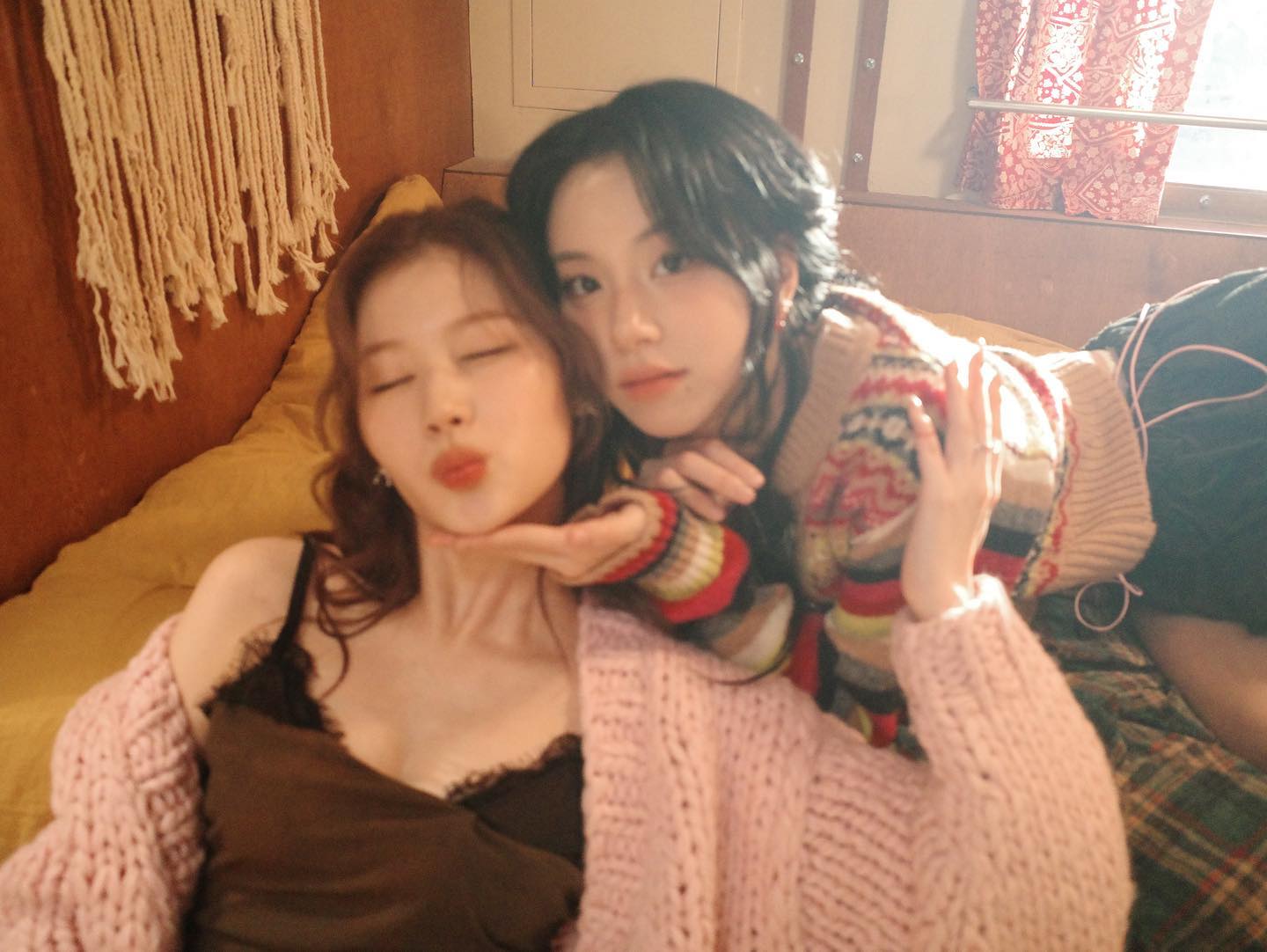 TWICE・サナのキス顔が可愛すぎる💕メンバーとの密着ショットが話題に🌟