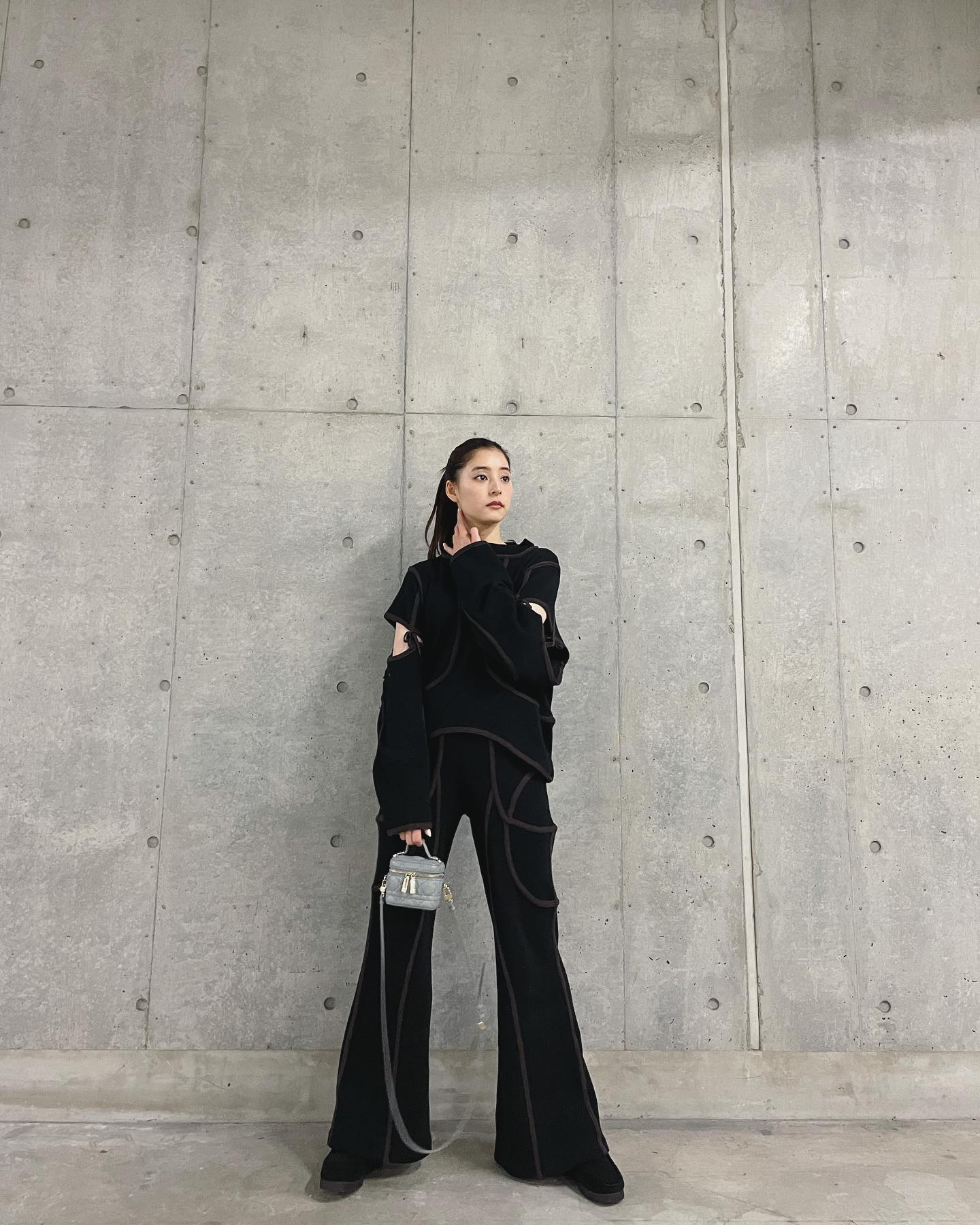 新木優子さんが黒のセットアップ着用で「バッグと同じくらい顔小さい😭😭😭😭❣️」