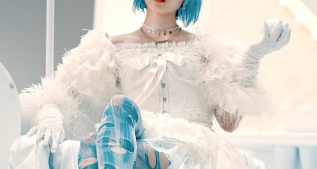 「また新しいてちが見れるのか！？」「おっとやばいぞこれ」元欅坂46・平手友梨奈の“青髪”ショットにファンからコメント殺到！