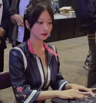 「世界一キレイでびっくり」ラウンドガール兼任の美女コスプレイヤー、格ゲー没頭ムービーを公開！ファン注目の眼差し