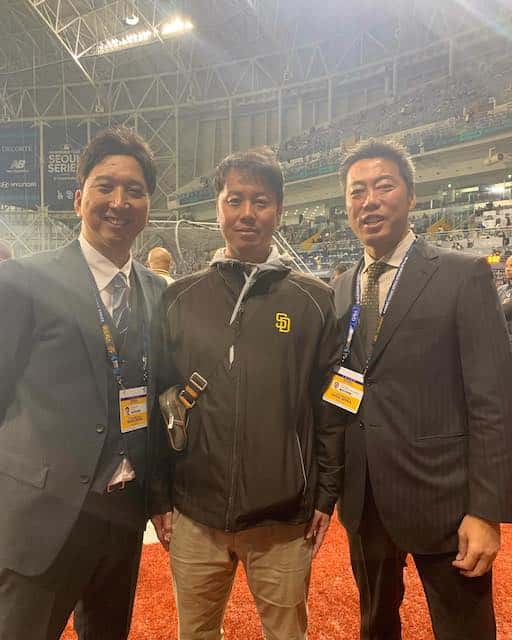 ライバル球団のOBたちと3ショットの上原浩治「いい写真っしょ」