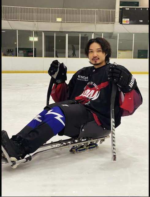 磯村勇斗がパラアイスホッケー日本代表を訪問。アイスホッケーとは違う魅力を語る！