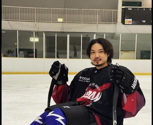 磯村勇斗がパラアイスホッケー日本代表を訪問。アイスホッケーとは違う魅力を語る！