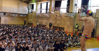 小島よしおが中学校で爆笑トークショー！「そんなの関係ねぇ！」が大盛り上がり！！