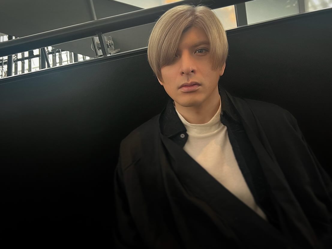 あの人気俳優が突然金髪に！ いきなりの変貌姿にファン「かっこよすぎてフリーズしました」