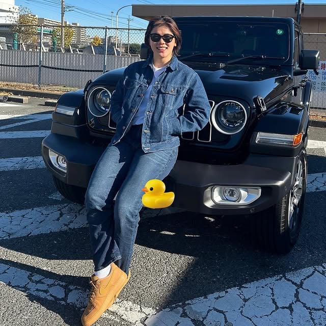 パリ五輪レスリング金・鏡優翔「ずっとずっと憧れだったJeep Wrangler」ゲット！愛車バックに『グラサン×Gジャン』でパシャリ！