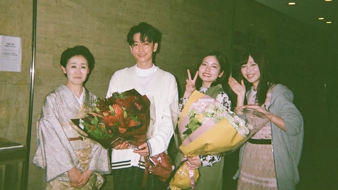 「国内視聴数1位おめでとうございます」佐藤健＆小芝風花ら、クランクアップ風オフショットに反響！