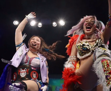 プロレス 熱狂！女子プロレスラーがベルト掲げ歓喜の瞬間を激写