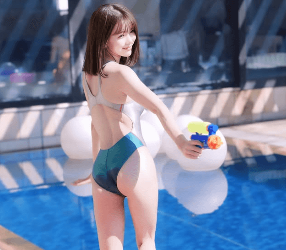 ”火の国”熊本のキュートガール・ゆうたん、プールサイドの”夢水着・ショット”を披露！ファン、ハイビジュに溺れる