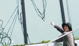 「小顔効果すごすぎ(笑)」鳥居みゆき、憧れのビアズリー展でテンション爆上がり！