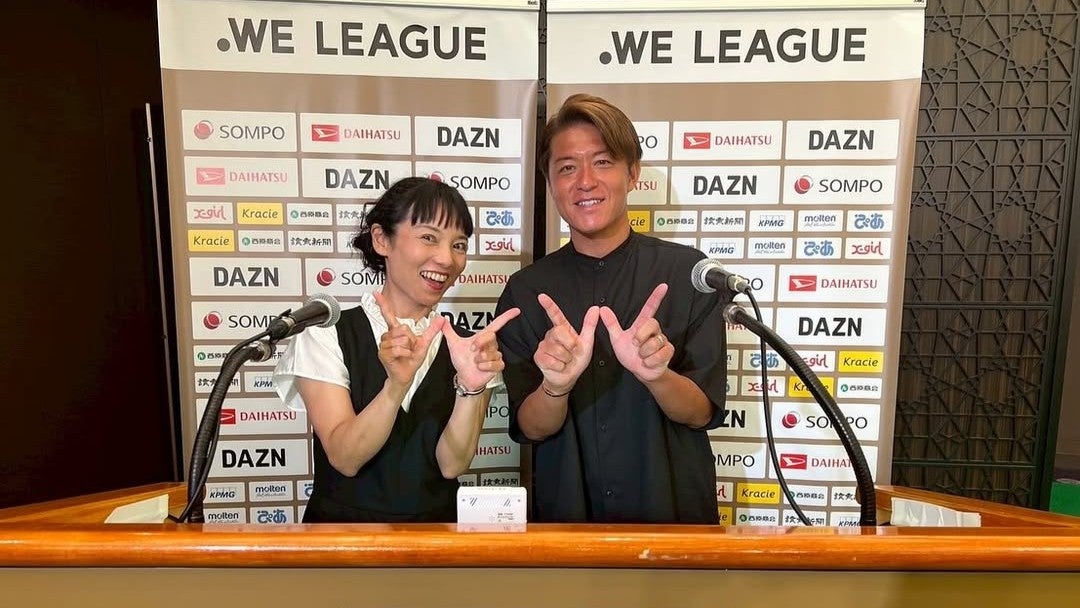 初挑戦の舞台裏は笑顔だらけ…あの元日本代表、意外な役割で女子サッカーファンを魅了