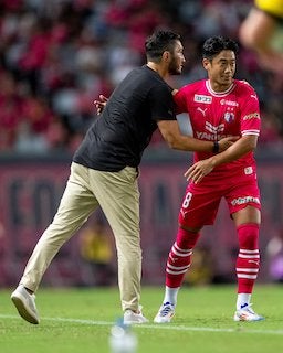 香川真司がドルトムントとの試合中に旧友とハグ「この同い年の8番同士熱かったな〜」