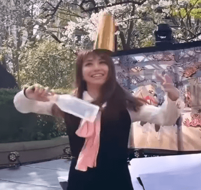 「凄く可愛いです！」OLコスチュームの美女バーテンダー、桜咲く広場でパフォーマンスを公開！ファン大熱狂「スゴイです、そしてかわいい」