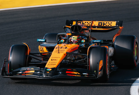 “パパイヤカラー”再臨！マクラーレンの最新マシンがサーキットに登場でファン歓喜