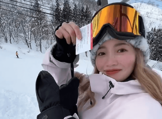 「わぁぁん！まじで天使」話題のスノボ女子、リフトに乗った”女神ムービー”を披露！可愛すぎだとファン・号泣