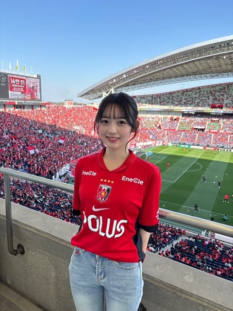 「超絶スタイルすぎいいい」浦和レッズ応援番組の16代目アシスタント美女が投稿したユニ姿に絶賛の嵐！