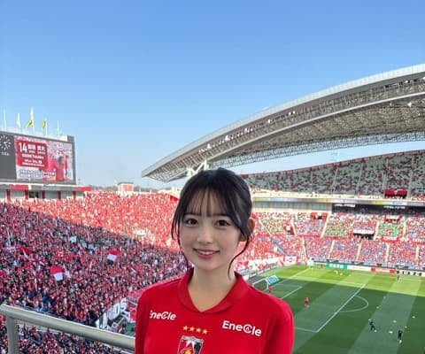 「超絶スタイルすぎいいい」浦和レッズ応援番組の16代目アシスタント美女が投稿したユニ姿に絶賛の嵐！