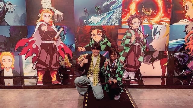 花江夏樹が『CCXP』メキシコの『鬼滅の刃』ステージに出演！”竈門少年”との2ショットも披露