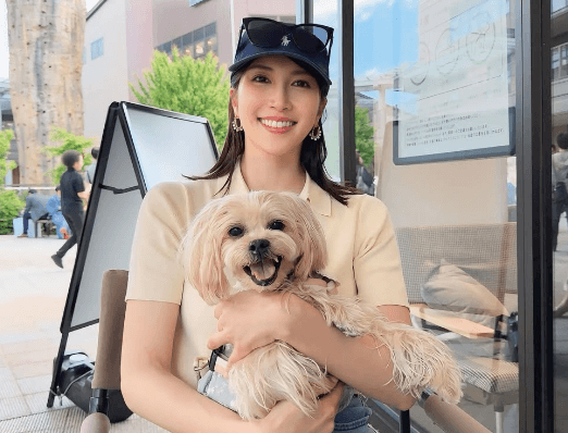 「いつも魅力的です美しい」モデル＆アナウンサーの美女、愛犬との屋外2ショットにファン注目の眼差し「まるでモデル犬みたいなショット」