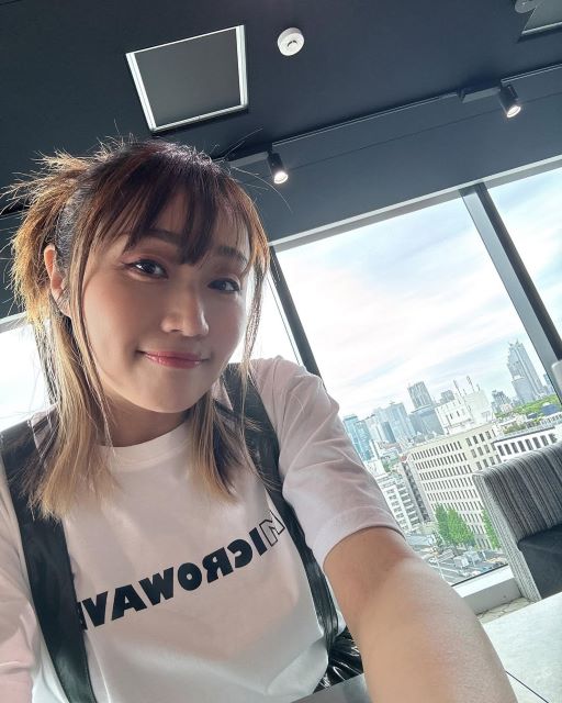 矢井田瞳、都会の空と笑顔で届ける“よいしょ”の魔法。面倒な日々も優しい言葉と一歩で乗り越える心の応援歌