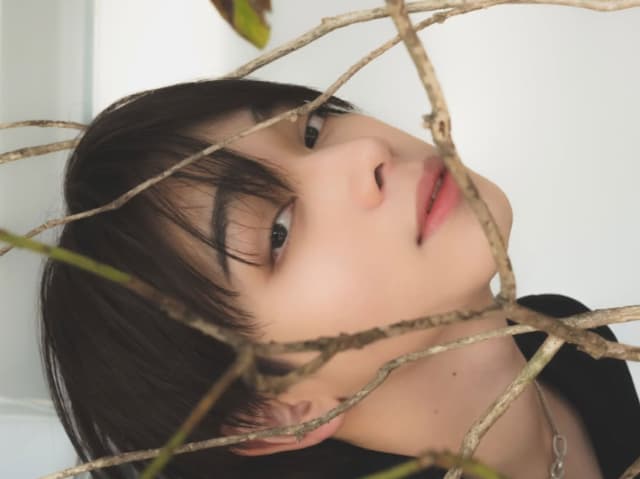 目線がセクシー！俳優 宮世琉弥 最新ショットを披露！