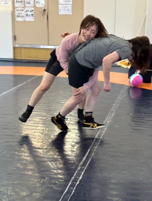 登坂絵莉が久しぶりのレスリング！汗だくで満面の笑み！